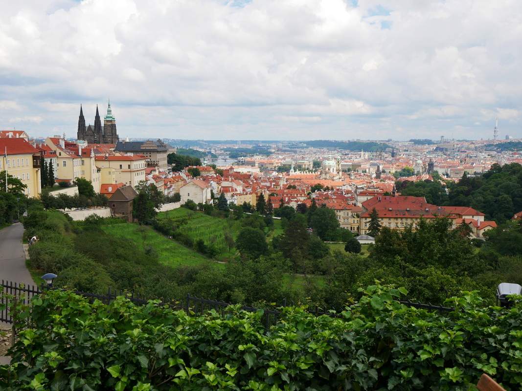 Praha a Prask hrad z vyhliadkovej terasy Strahovskho kltora