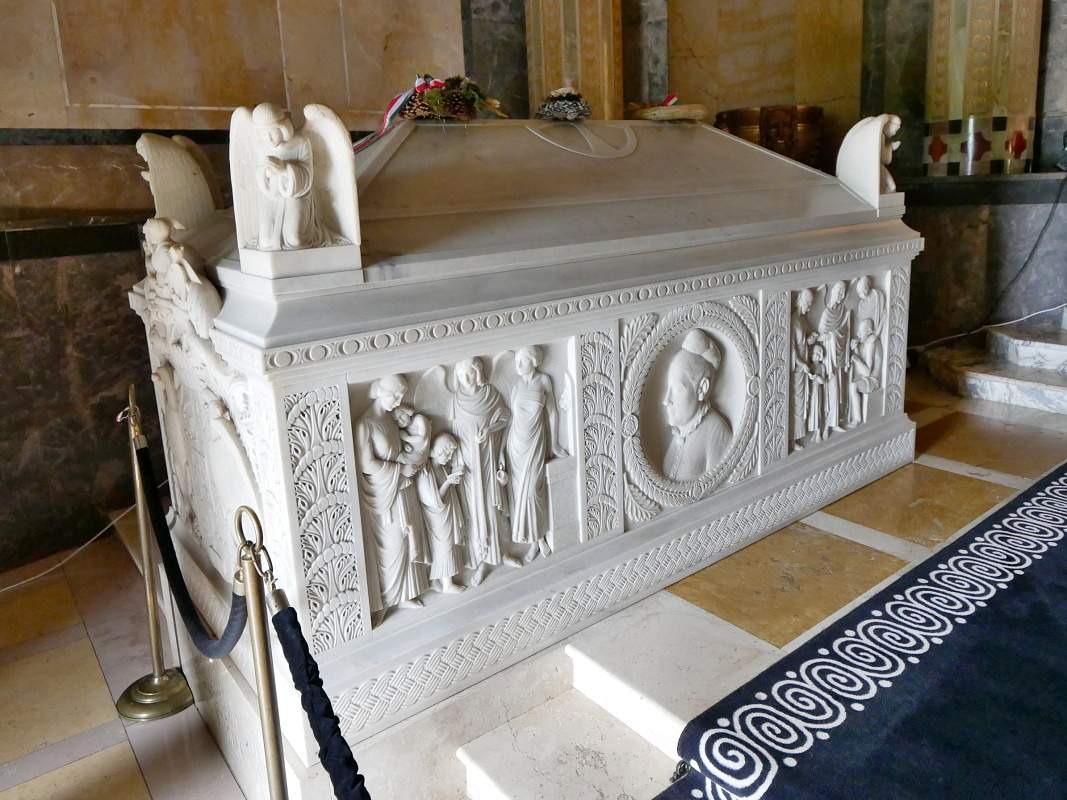Frantikin sarkofg s jej podobizou a vjavmi z jej ivota