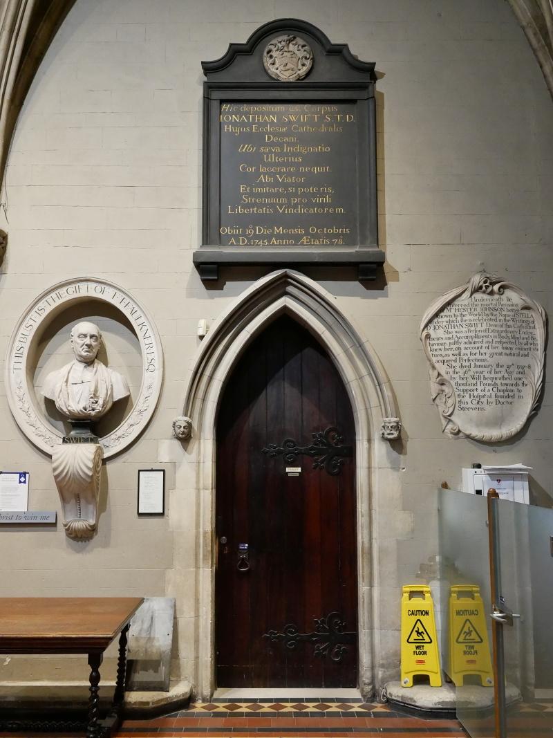 Busta a vlastnorune vytesan epitaf (nad dverami) Jonathana Swifta