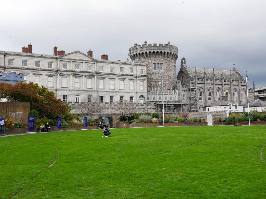 Zhrada pred Chester Beatty Library - pohad na Krovsk kaplnku Dublinskho hradu