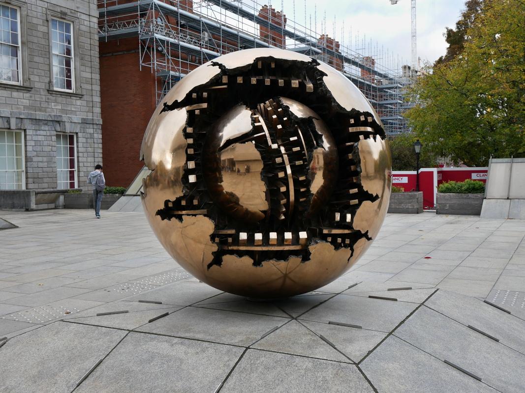 Trinity College - Sphere Within Sphere od sochra Pomodoro, rovnak som videla r. 2012 vo Vatiknskych mzech
