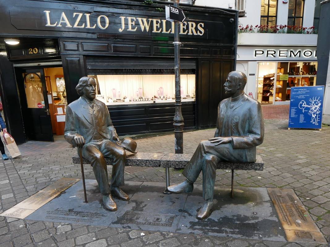 Galway - vavo rsky spisovate Oscar Wilde, vpravo estnsky spisovate Eduard Wilde