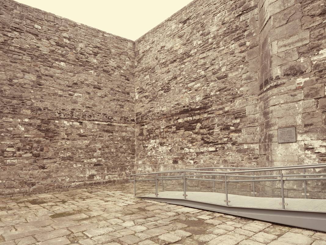 Kilmainham Gaol - dvor - miesto popravy 4 obet rskej obianskej vojny 17.11.1922