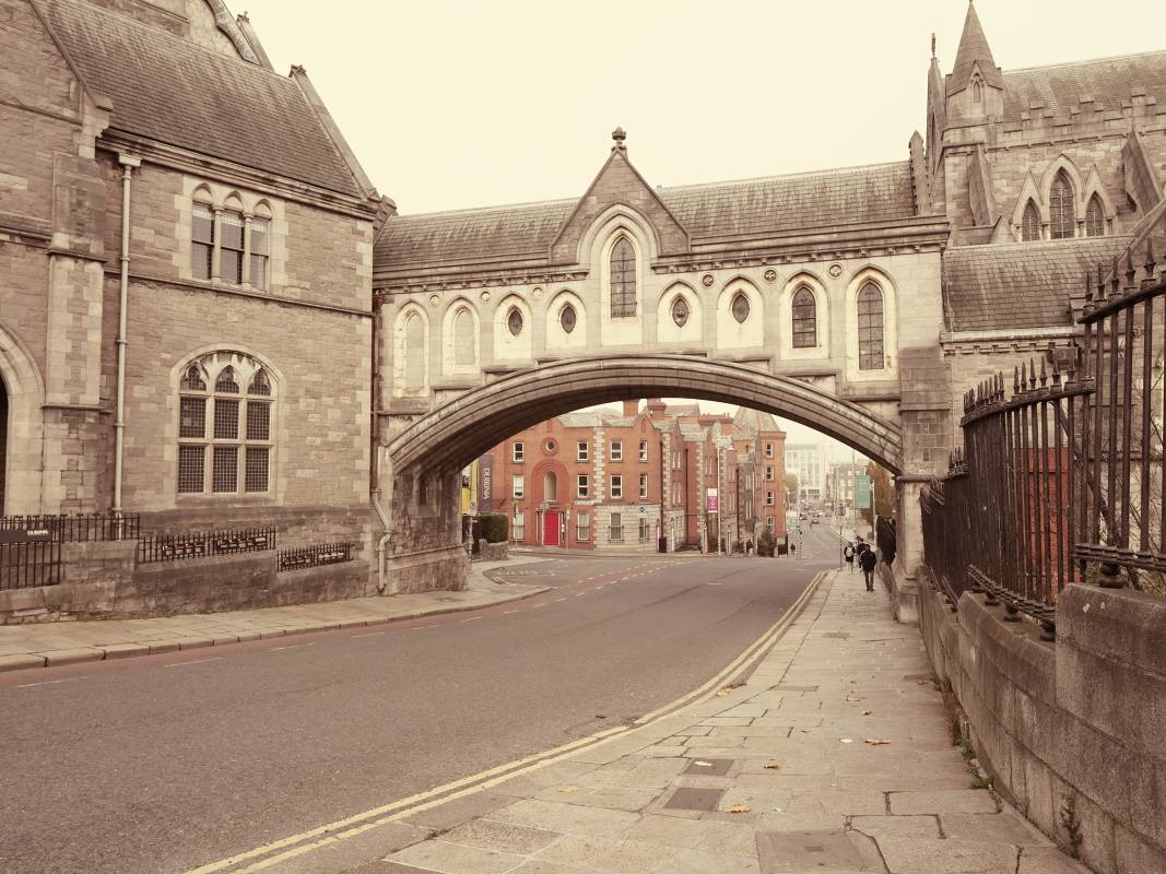 Kryt most (1875) spja kostol so Starou synodlnou slou, dnes Dublinia - vikingsk vstava