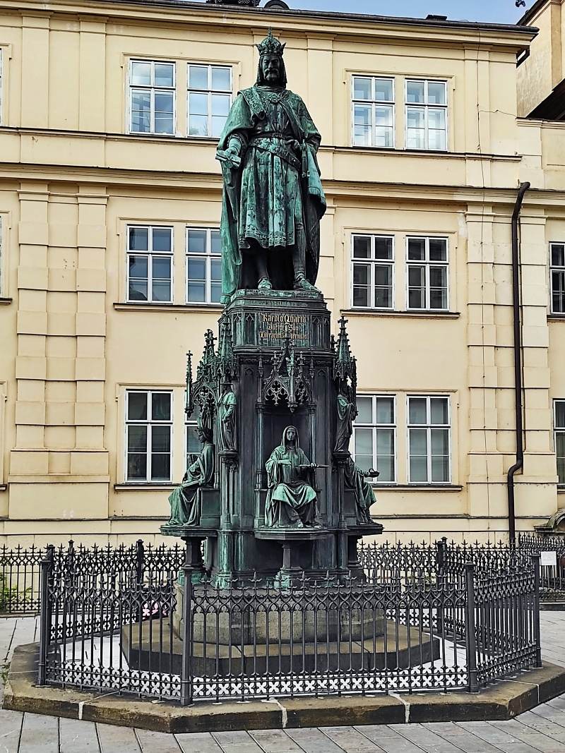 Kiovnick nmestie so sochou Karla IV.