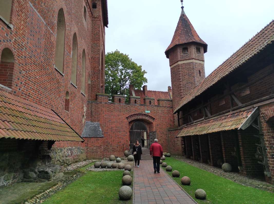 Vpravo vstup do Kaplnky sv. Anny s pozostatkami vemajstrov rdu (od r. 1341)