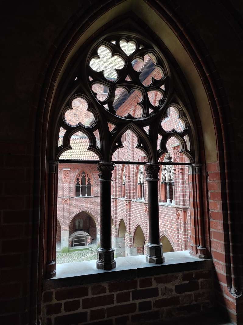 Okno na ndvorie Hornho hradu