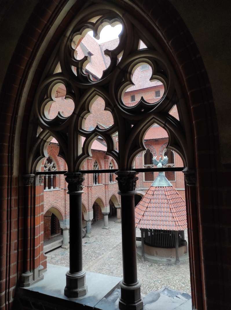 Okno na ndvorie Hornho hradu