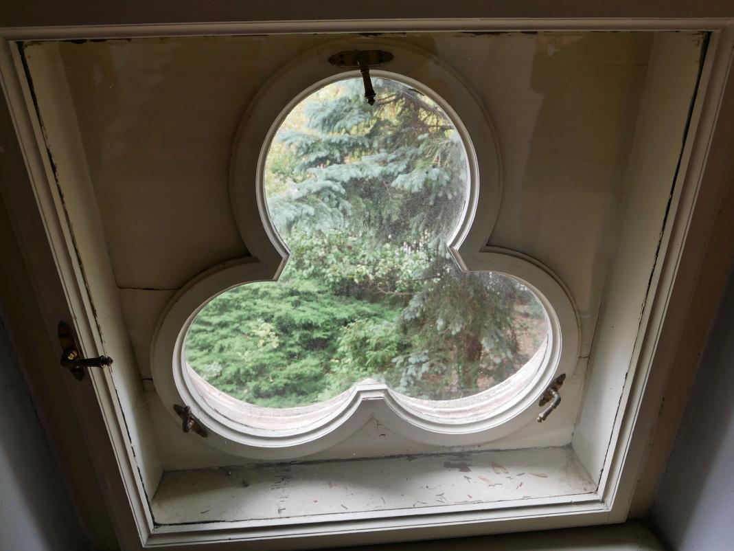 Jakabov palc (1899-1903) - okno na schodisku