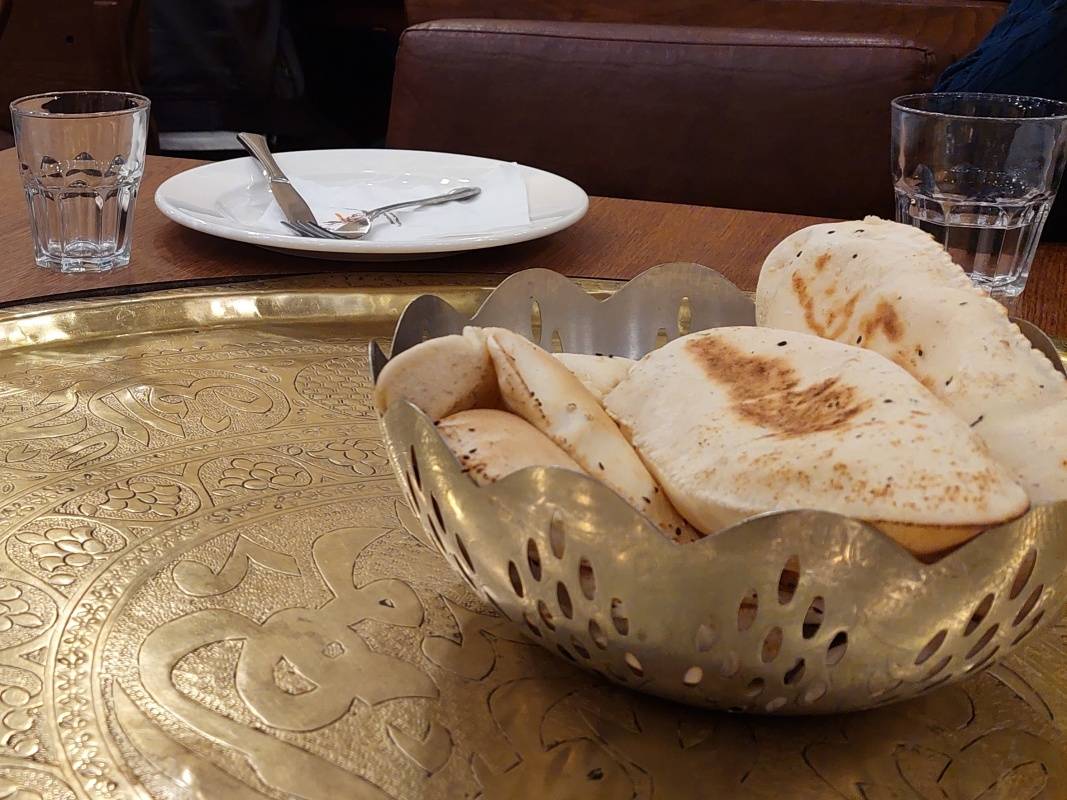 Veera v Tawaheen Al-Hawa restaurant - tepl arabsk chlieb