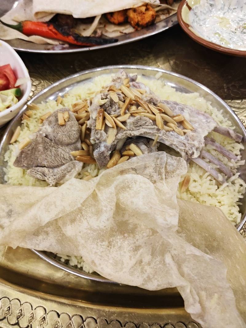 Veera v Tawaheen Al-Hawa restaurant - mansaf - nrodn jedlo z jahaciny
