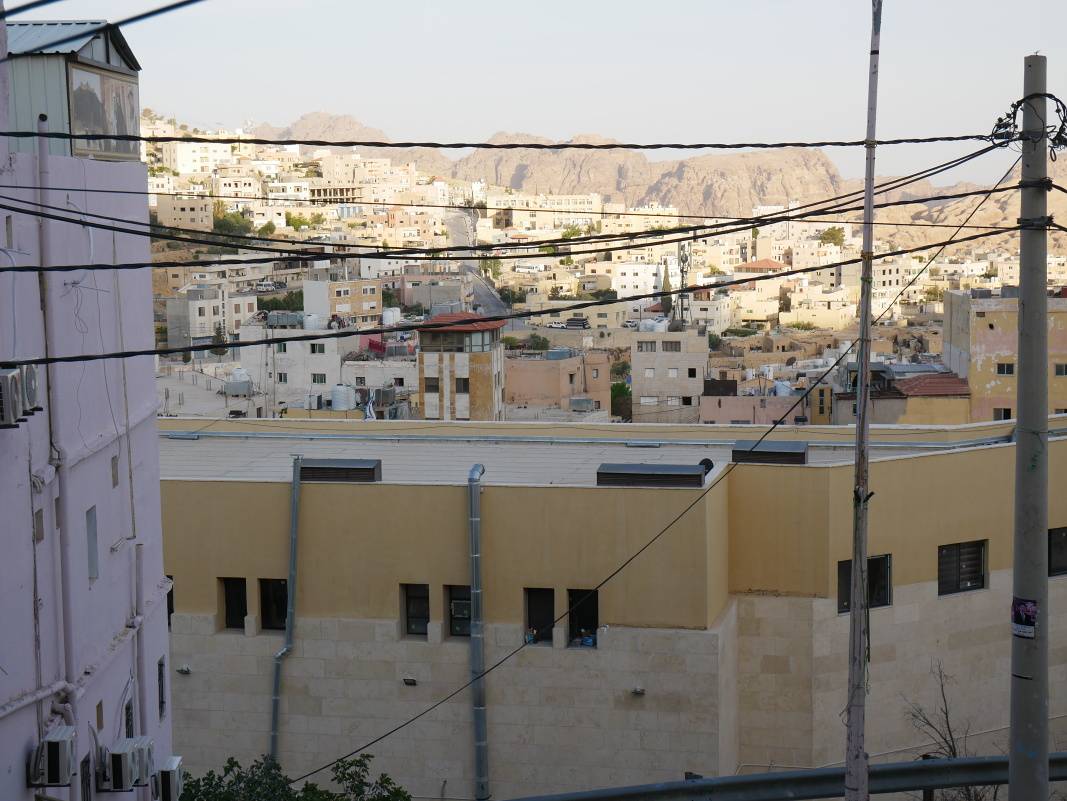 Vhad z okna hotela Sharah Mountains Hotel - pohorie Petra