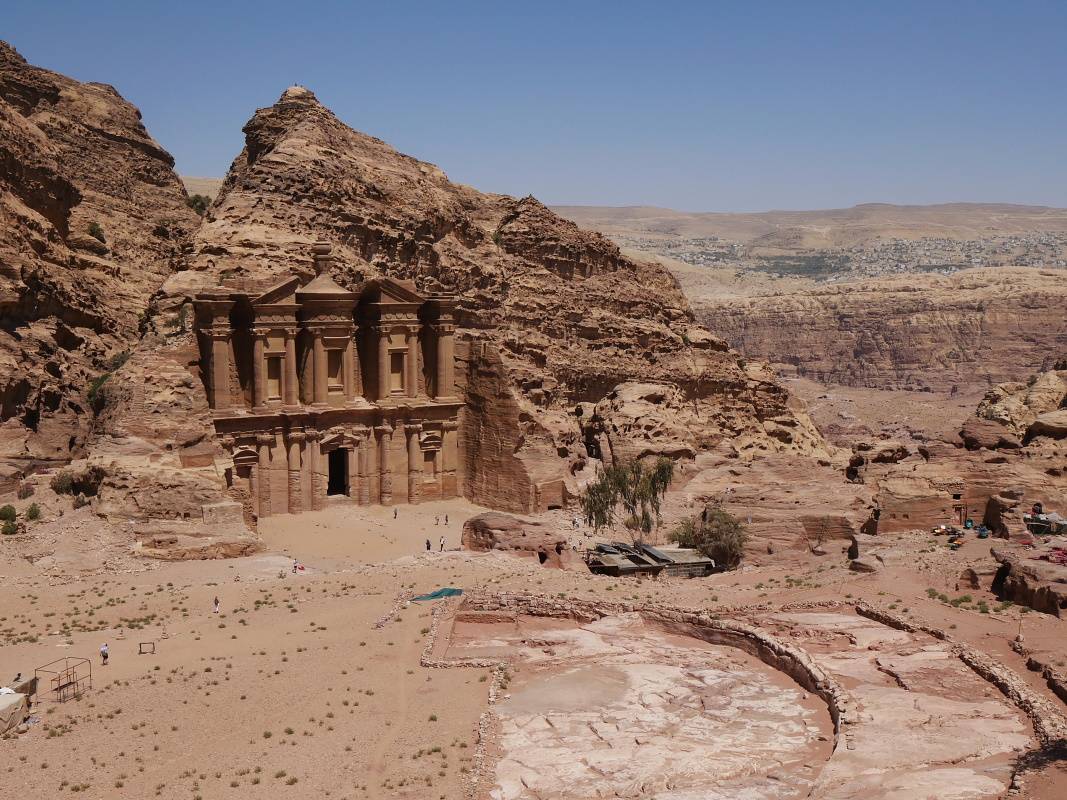 Kltor a v pozad mesteko Wadi Musa