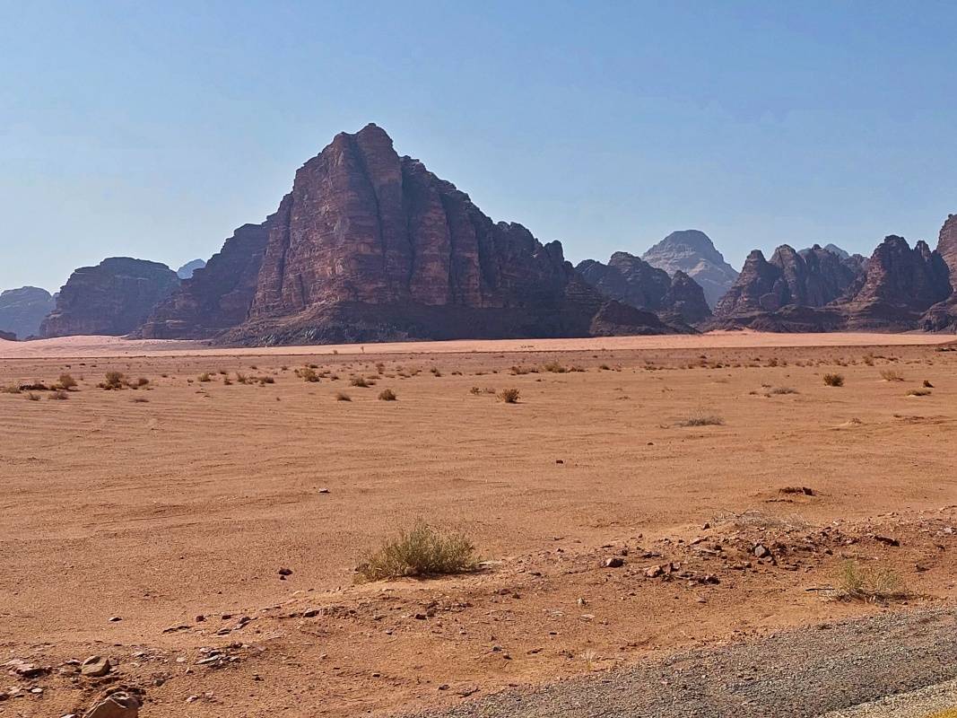 Wadi Rum - Sedem pilierov mdrosti - s ete pred dedinou vavo