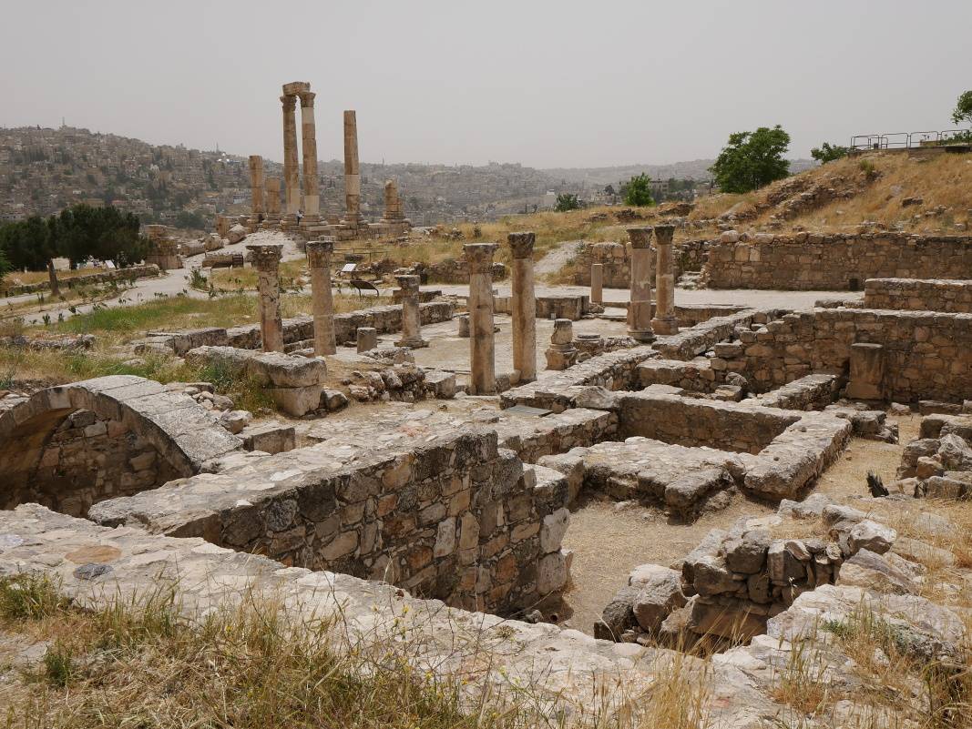V popred Byzantsk chrm (6.storoie n.l.), vzadu Herkulov chrm (2. storoie n.l.)