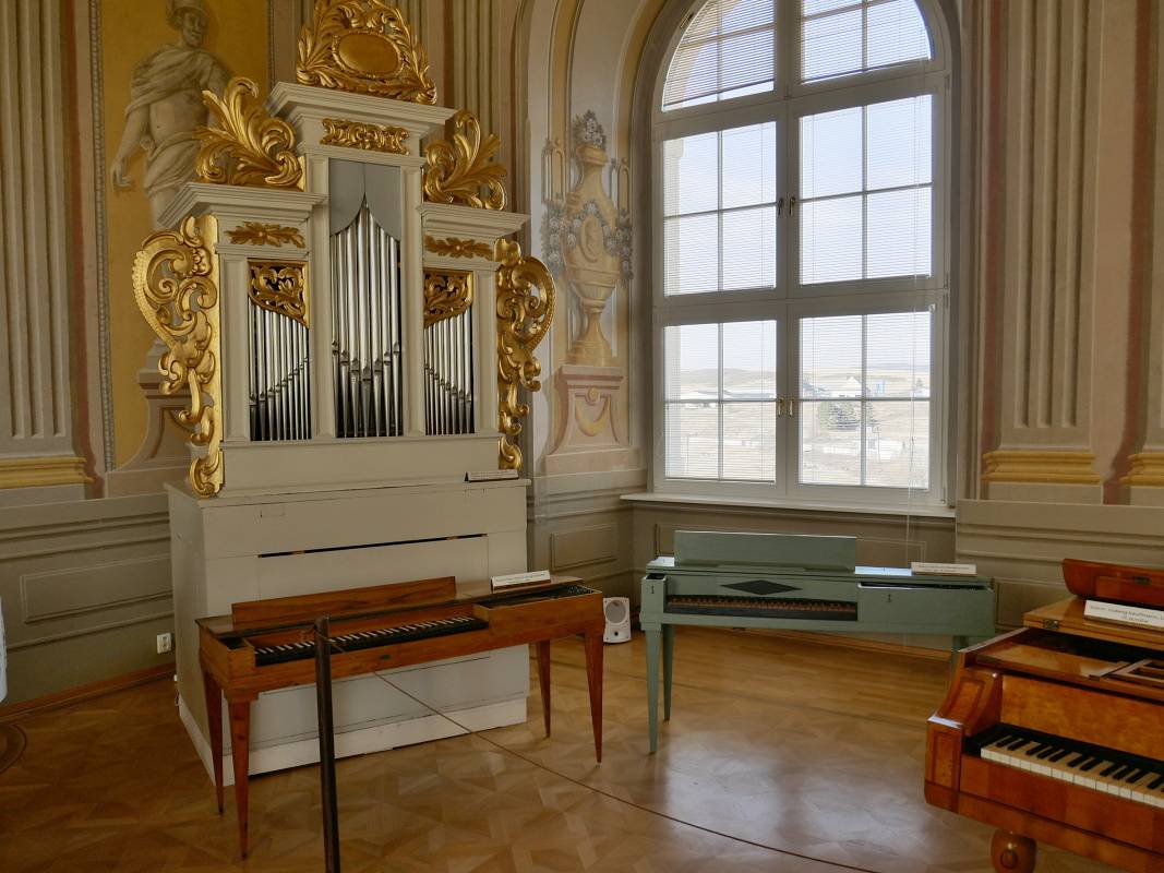 Letohrdok Dardanely - koncertn sla (poschodie) - stolov klavre