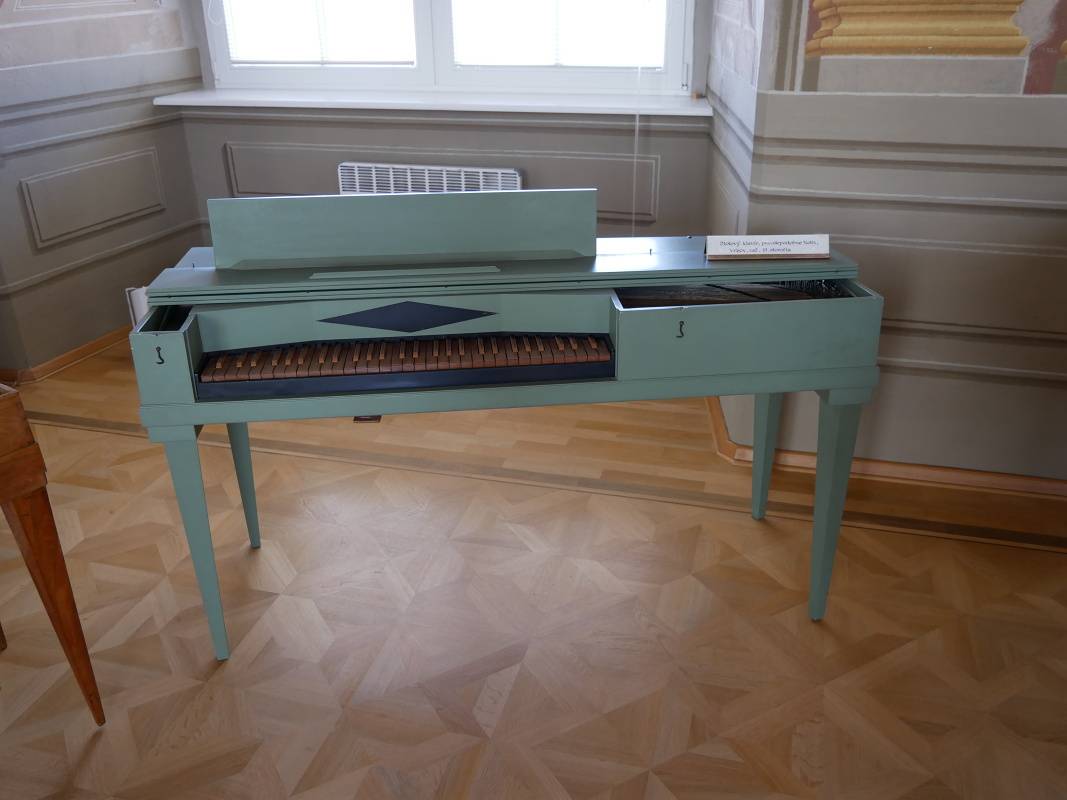 Letohrdok Dardanely - koncertn sla (poschodie) - stolov klavr, Vrbov, zaiatok 19. storoia