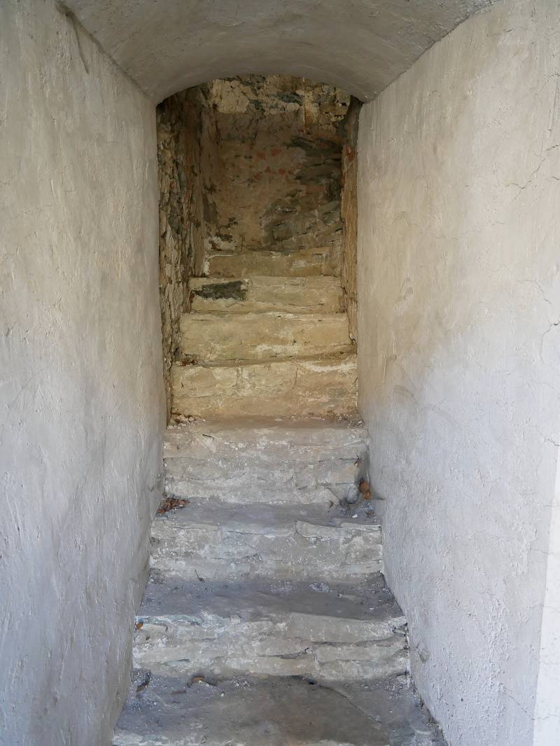 Markuovsk hrad - obytn vea, schody na poschodie