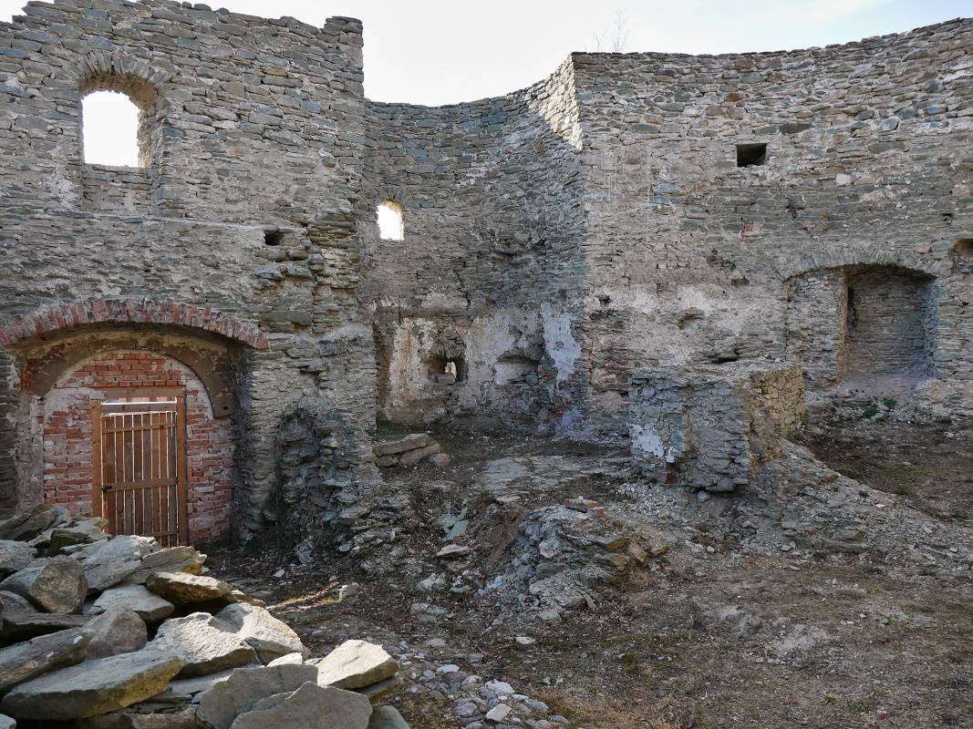 Markuovsk hrad - doln ndvorie s dolnou brnou a polkruhovou batou