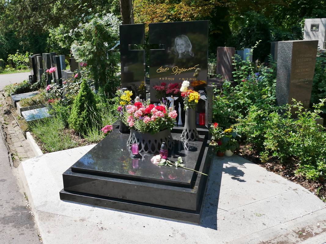 Cintorn Malvazinky - hrob Evy Pilarovej
