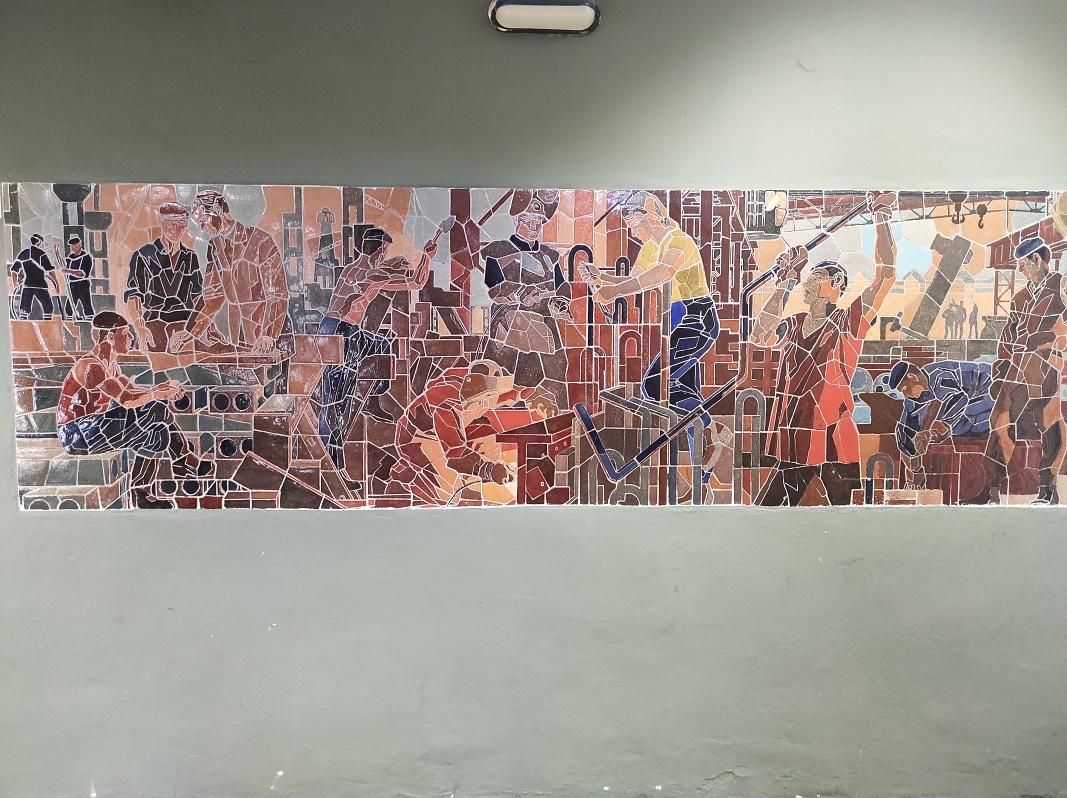 Kultrne stredisko, mozaika Pracujci hutnci