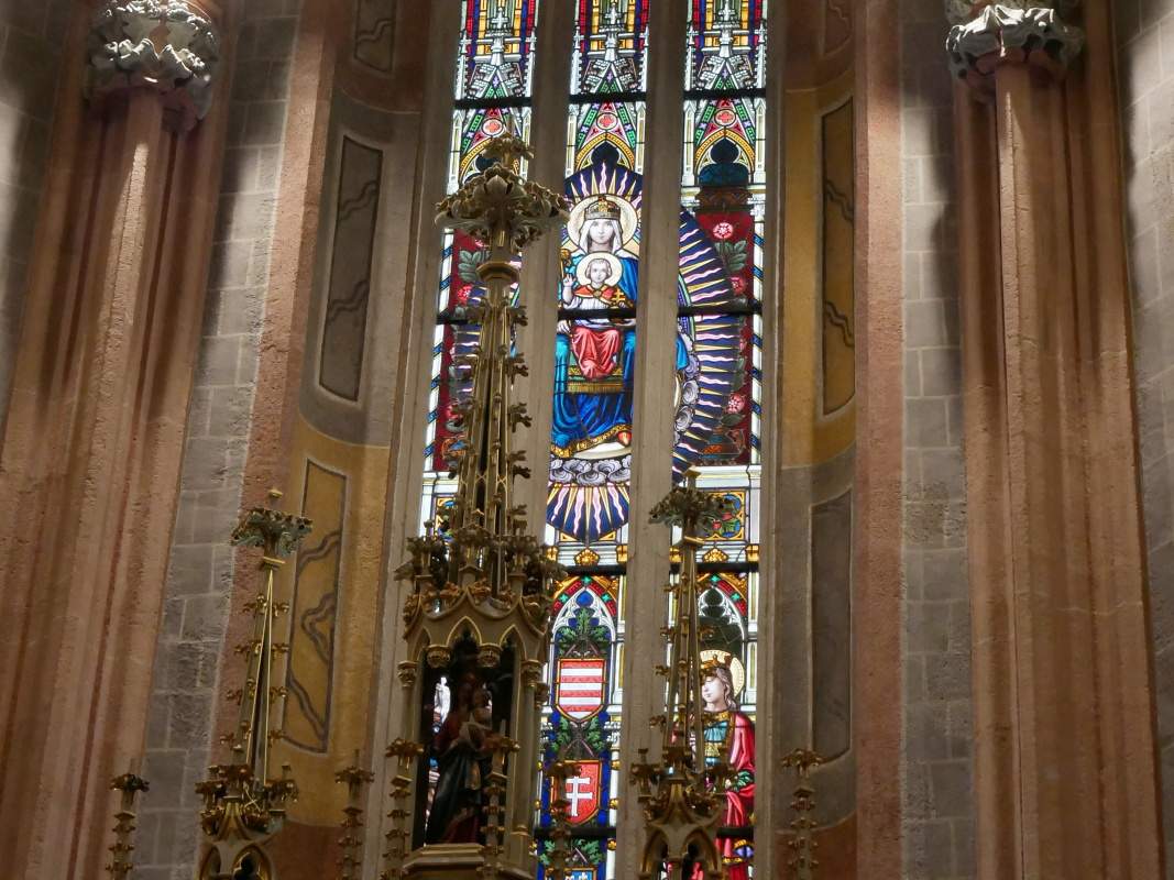 Okno za hl. oltrom