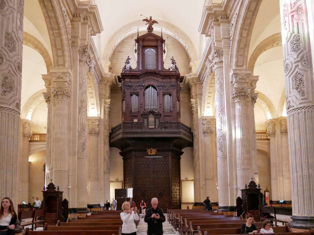 Kostol Boskho Spasitea, pohad od hlavnho oltra