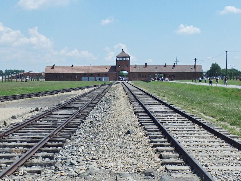 Auschwitz II. - pohľad od triediacej rampy na vstup