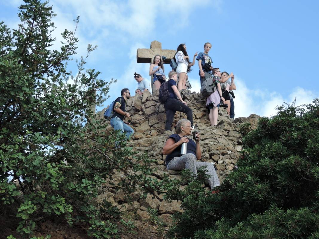 Park Güell - pyramída s krížmi