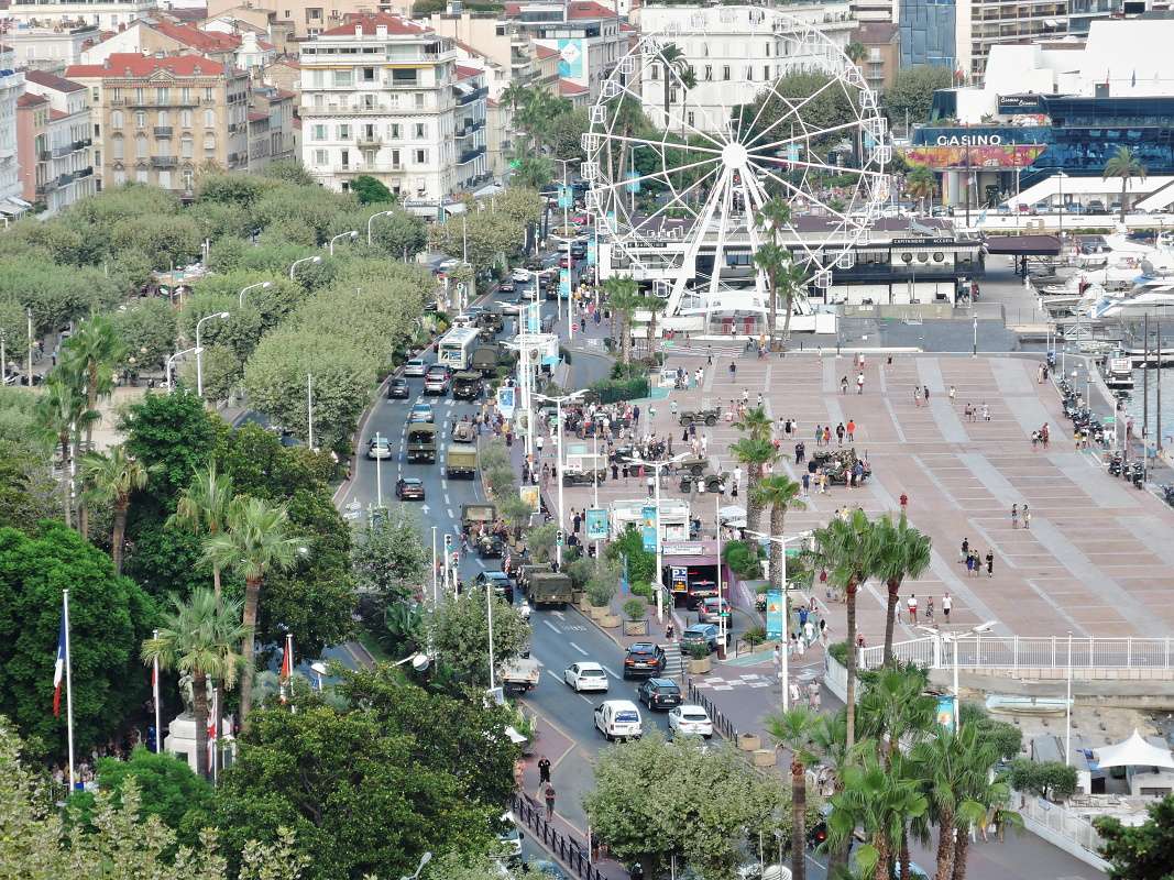 Cannes - vojenská prehliadka z hradného vŕšku
