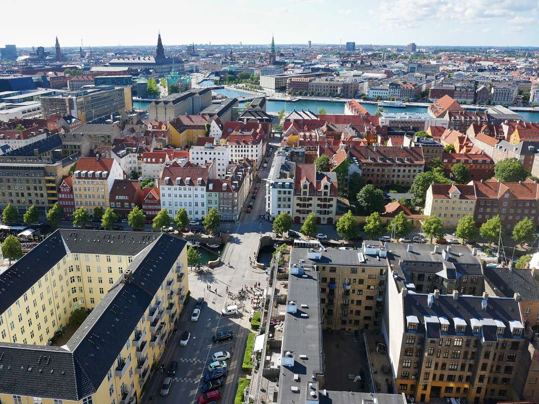 Vor Frelsers Kirke - Christianborg a Radničná veža vľavo