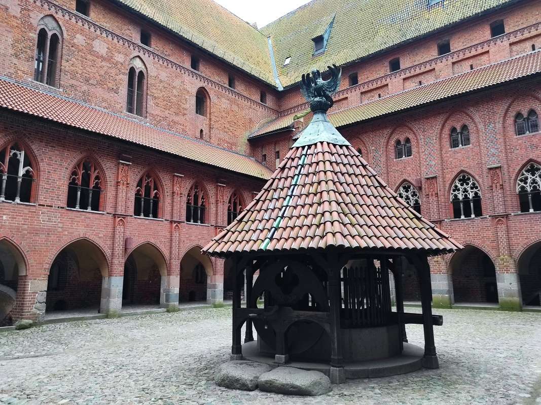 A konečne nádvorie Horného hradu so studňou