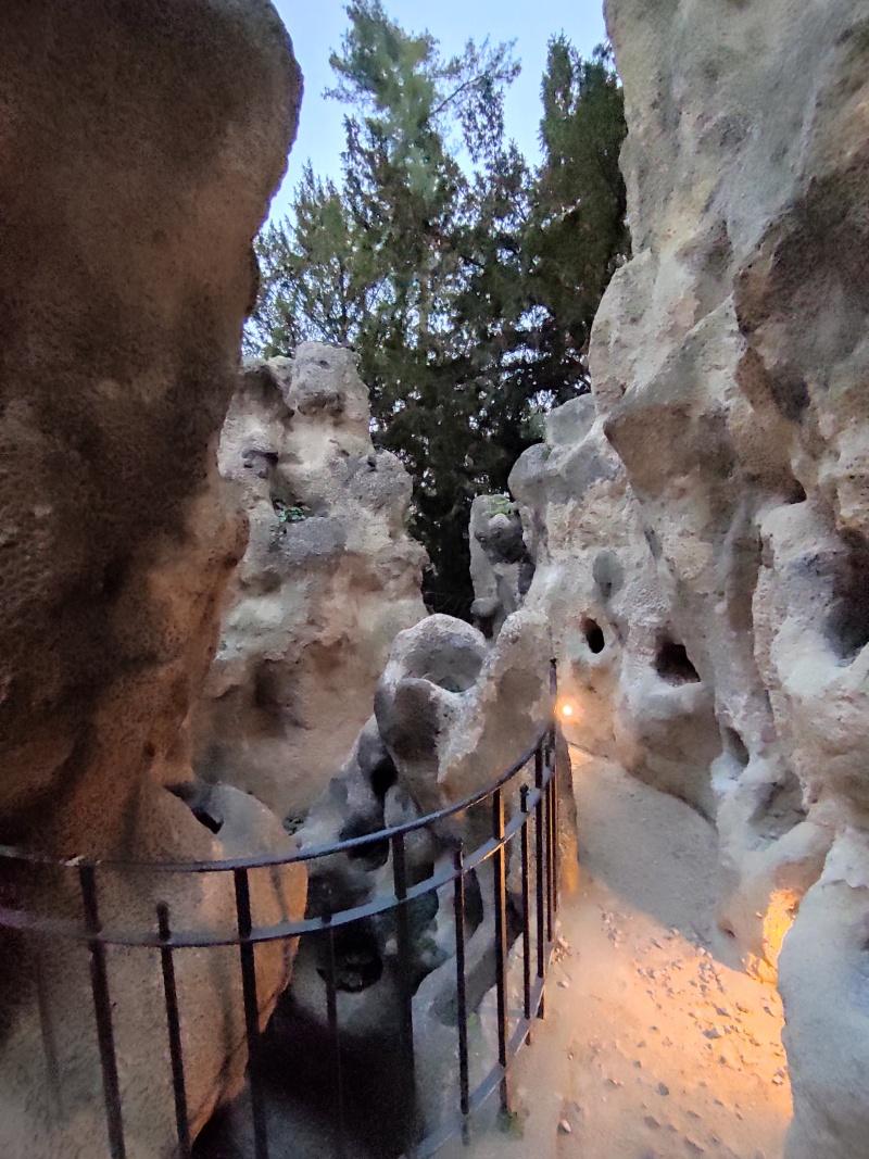 Osvetelená Grotta počas súmraku