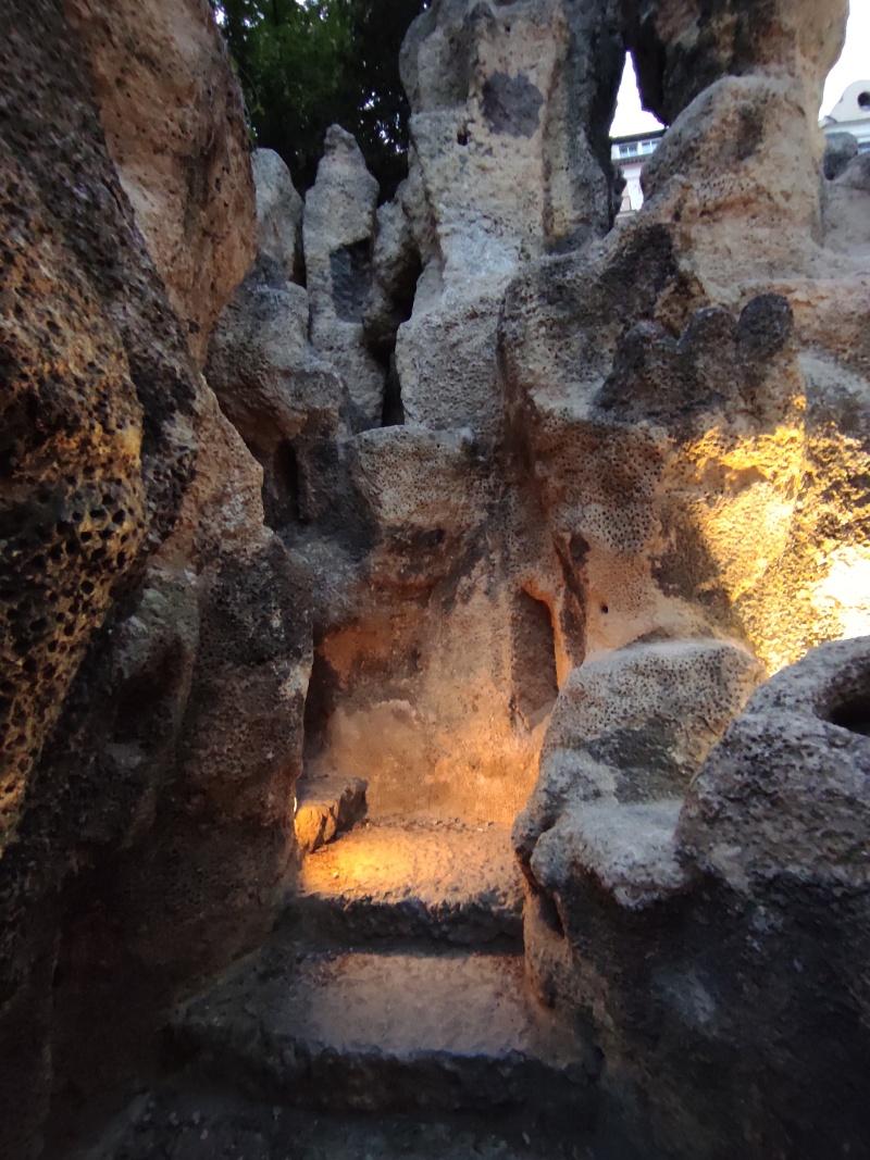 Osvetelená Grotta počas súmraku