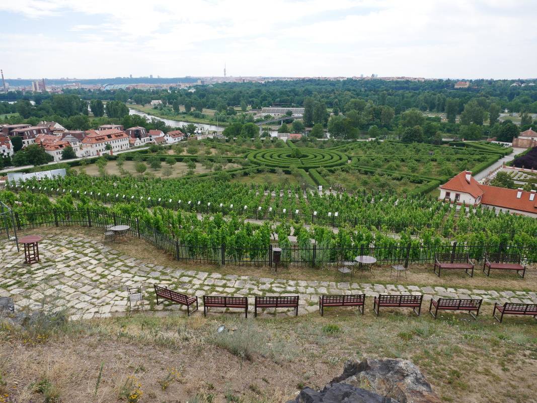 Výhľad na Trójsky zámok a jeho záhrady