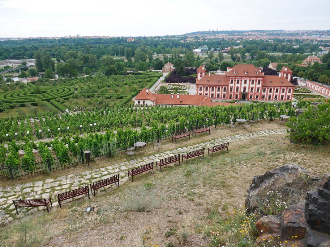 Výhľad na Trójsky zámok a jeho záhrady