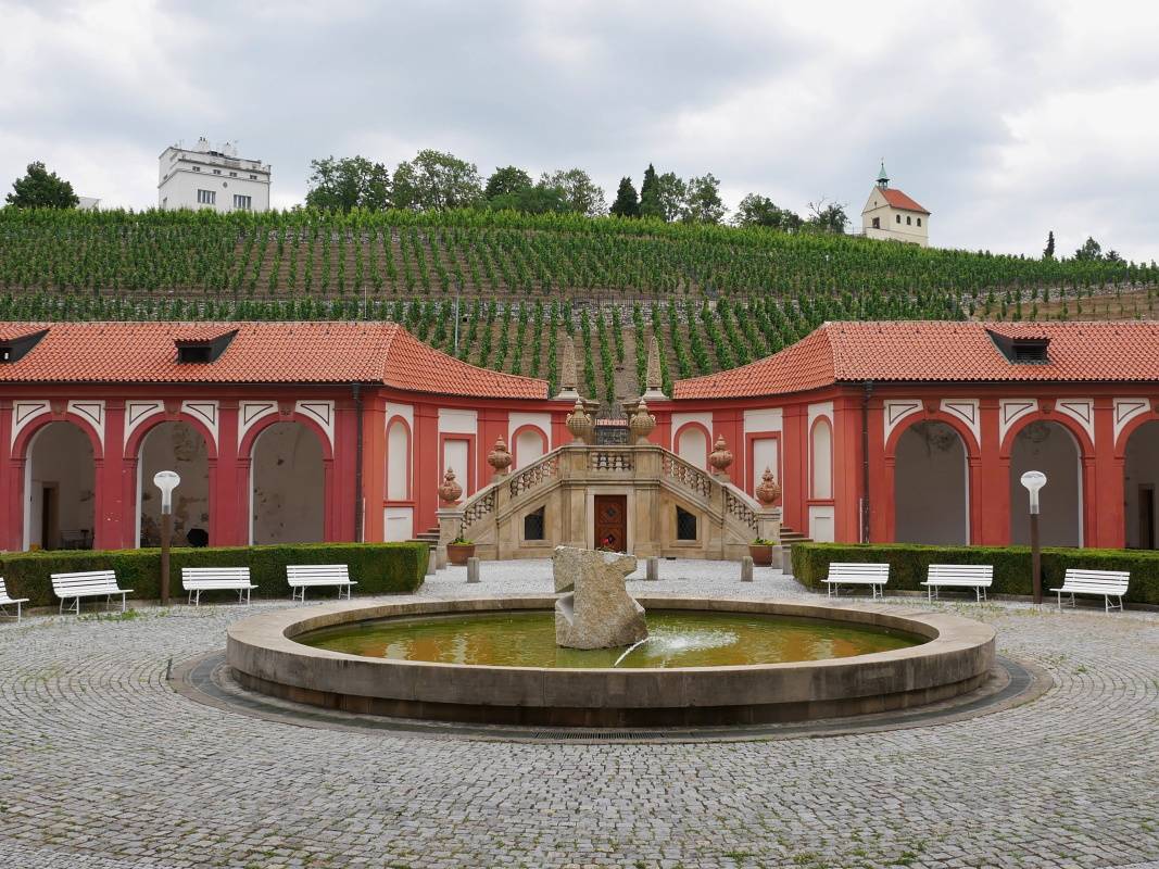 A som vonku a predo mnou vinice a Kaplnka sv. Kláry