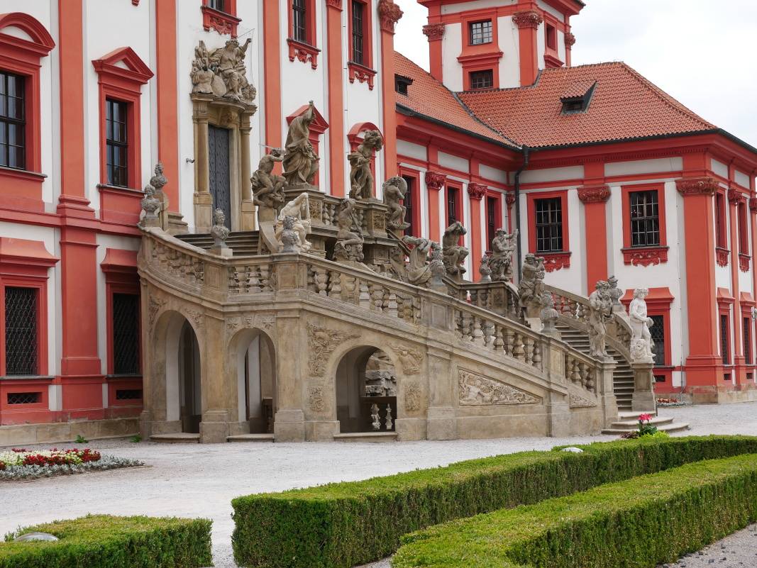 Trojský zámok - dvojité schodisko s antickými sochami