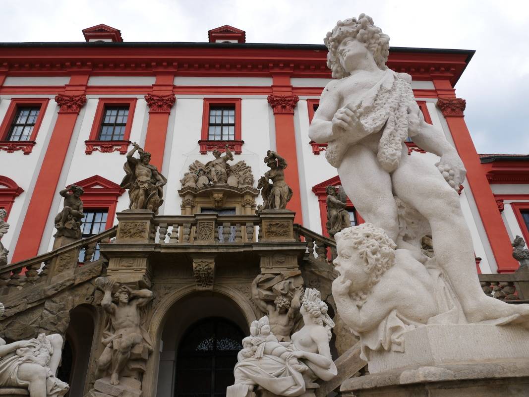 Trojský zámok - dvojité schodisko s antickými sochami