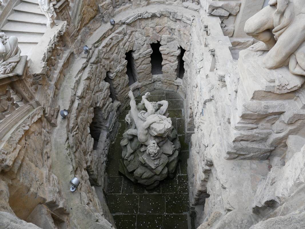 Trojský zámok - dvojité schodisko s antickými sochami