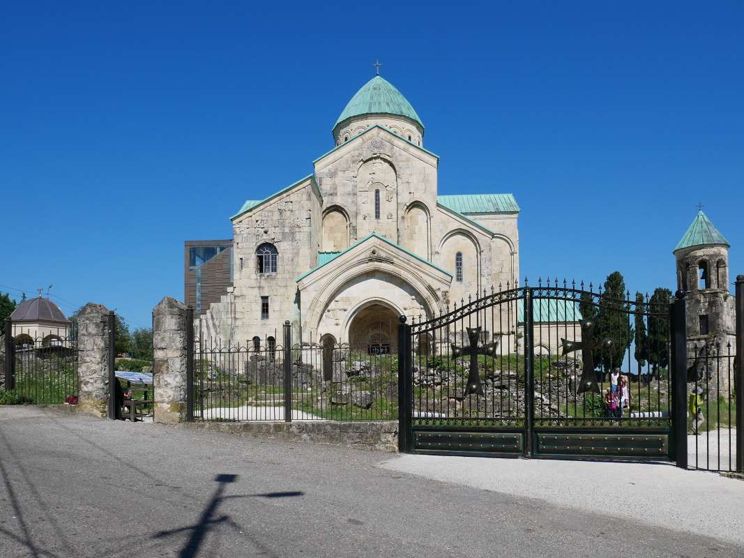 Katedrála Bagrati - vľavo moderná prístavba