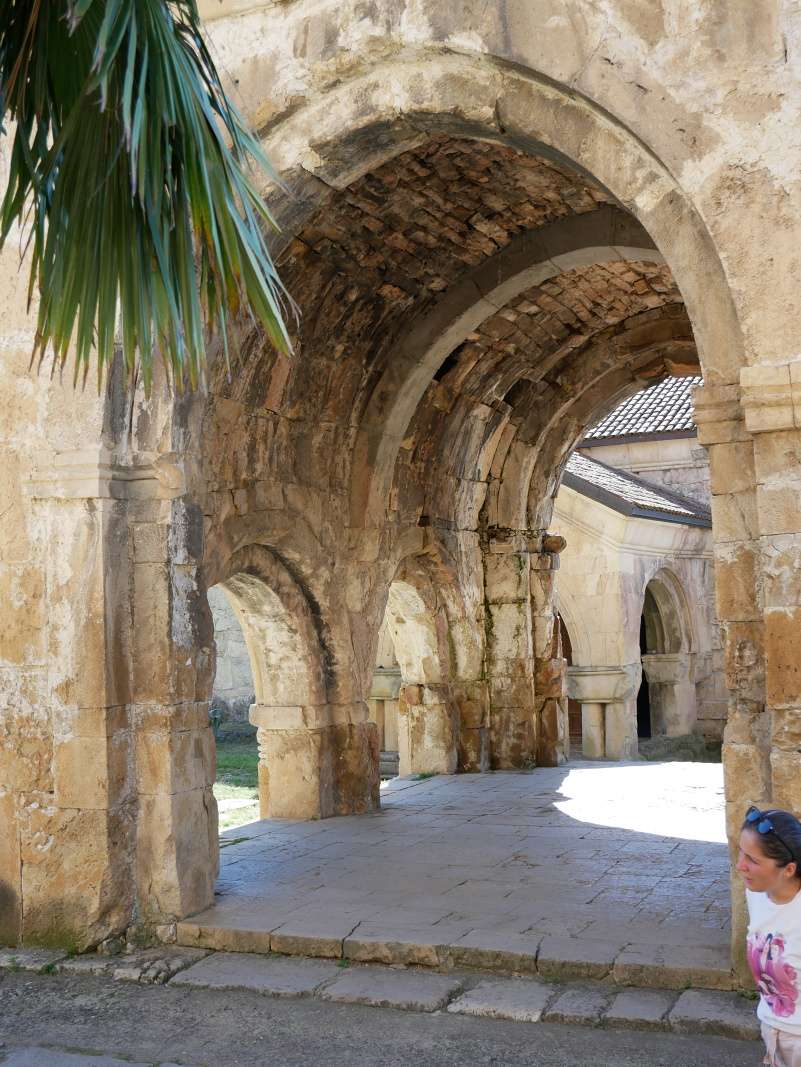 Kláštor Gelati - arkády pod kňKostolom sv. Mikuláša