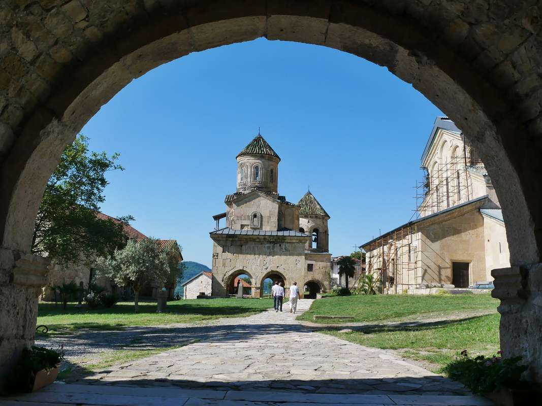 Kláštor Gelati - Kostol sv. Mikuláša a zvonic spod brány s hrobom kráľa Davida IV.