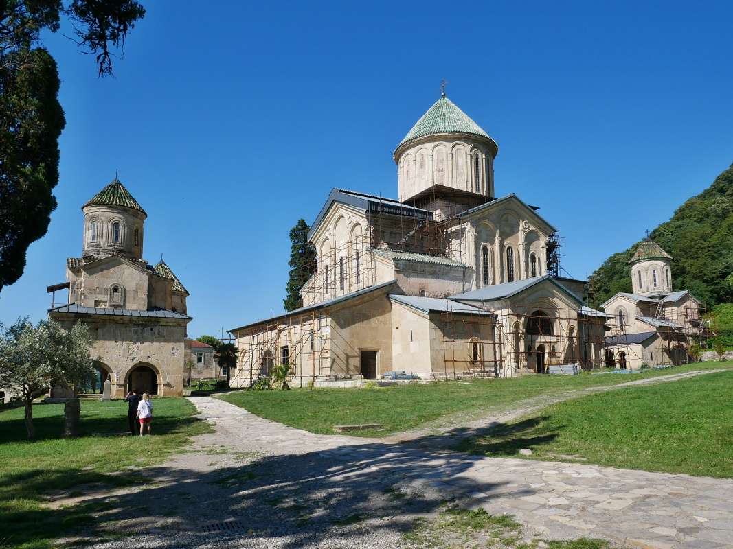 Kláštor Gelati - zľava Kostol sv. Mikuláša (v pozadí zvonica), Chrám Panny Márie a Kostol sv. Juraja