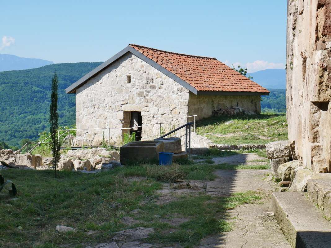 Kláštor Gelati - ďalšia budova za zvonicou, idem k nej