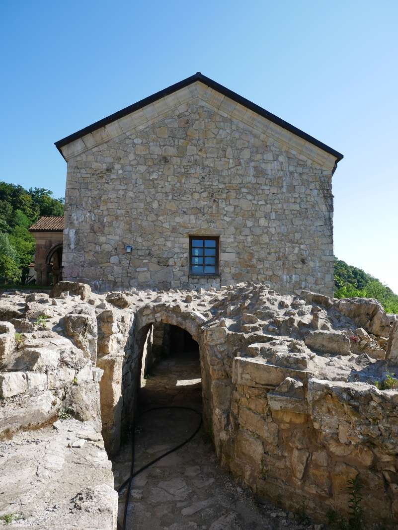 Kláštor Gelati - pohľad na refektár od malej budovy