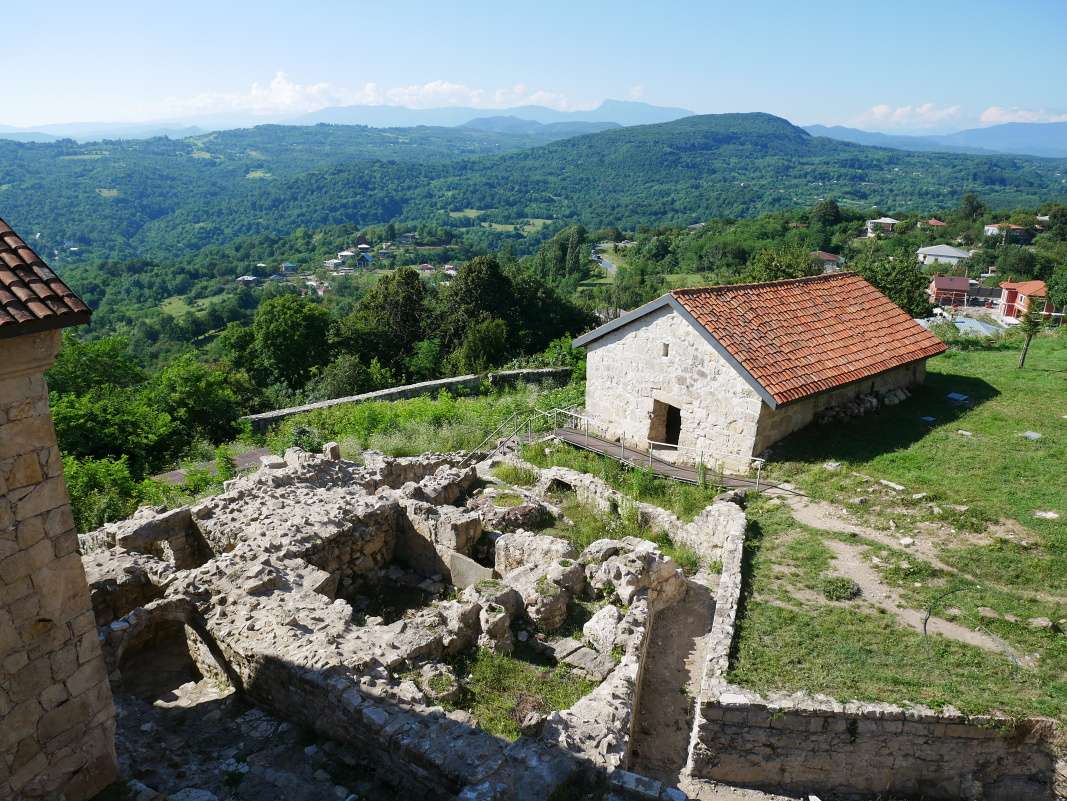Kláštor Gelati - malá budova a pivnice pri refektári z vyhliadky Kostola sv. Mikuláša