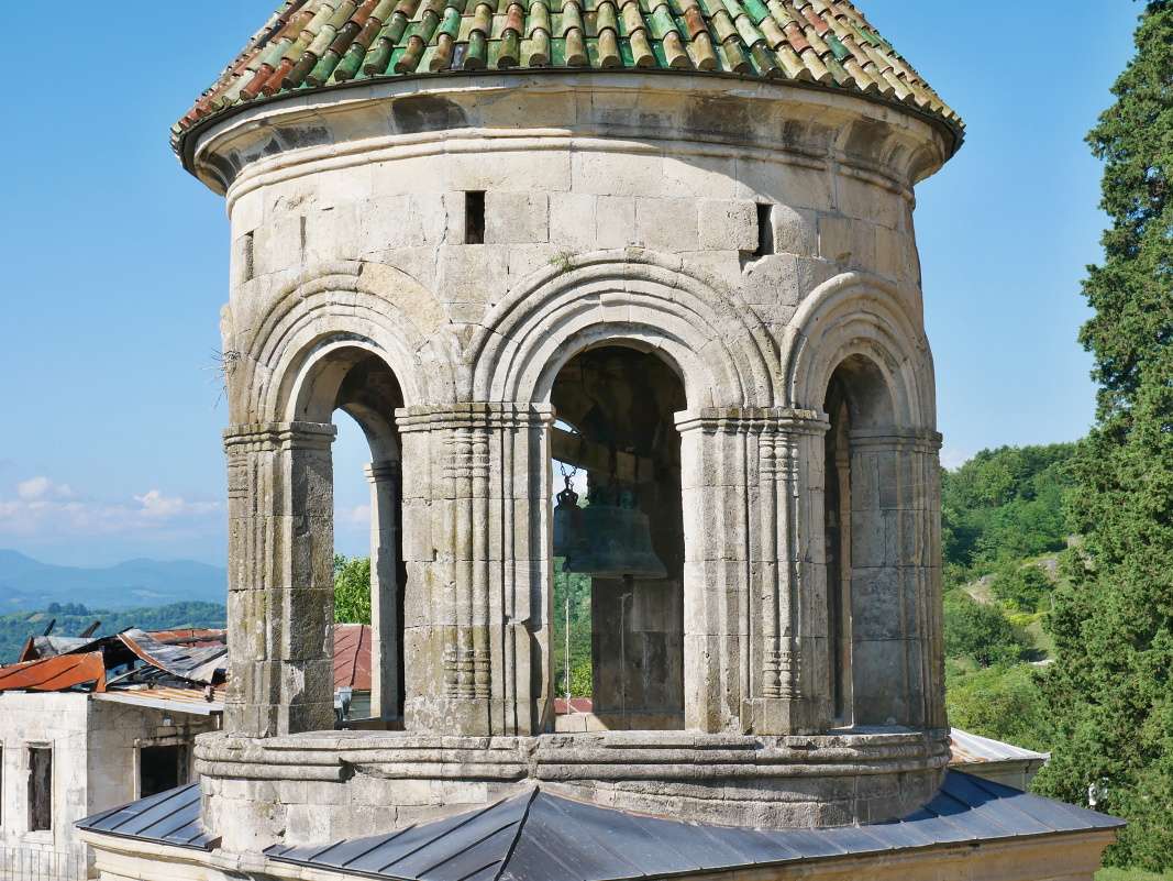 Kláštor Gelati - zvonica z vyhliadky Kostola sv. Mikuláša