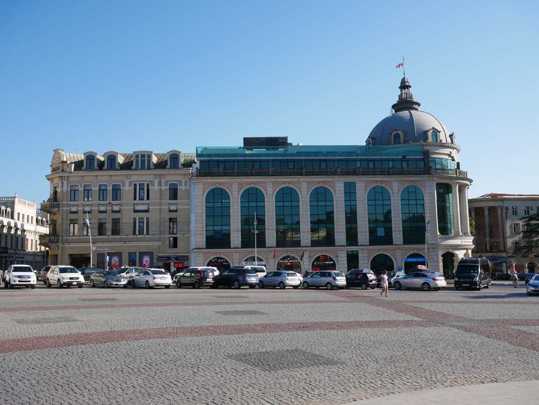 Kuatisi - námestie pri fontáne, budava kde sme menili gruzínske lary