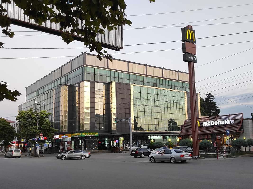 Kutaisi- majú tu ale aj moderné budovy a McDonald :)